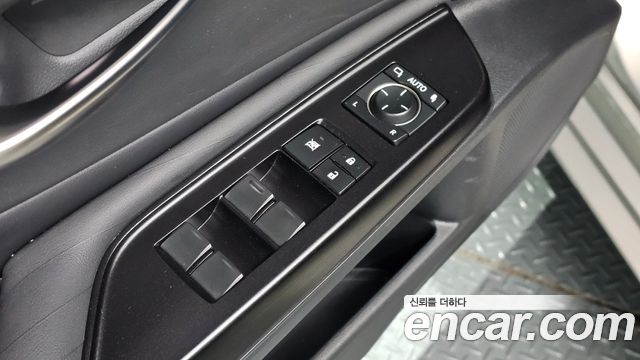 Lexus ES 2019 — photo 31