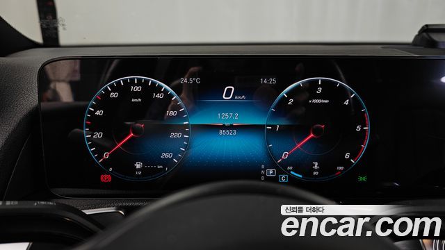 Mercedes-Benz GLB-Class 2021 — photo 8