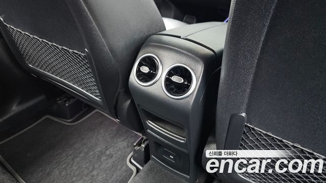 Mercedes-Benz GLB-Class 2021 — photo 19