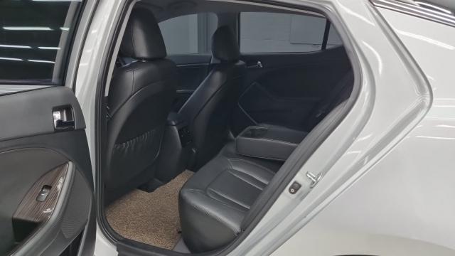 Kia K5 2011 — photo 17