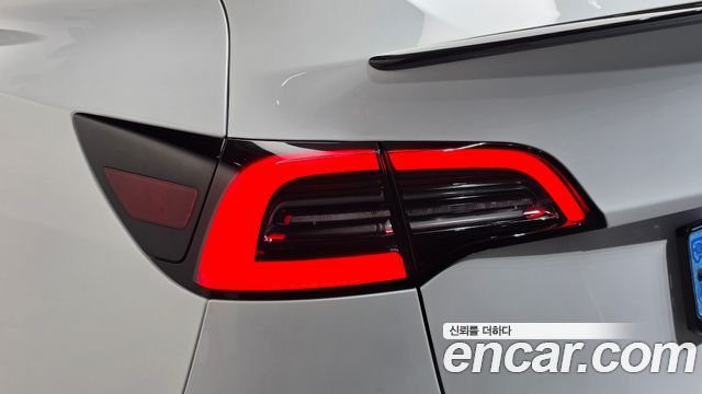Tesla Model Y 2024 — photo 9