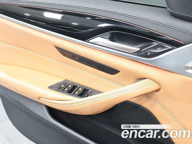 BMW 5-Series 2018 — photo 11