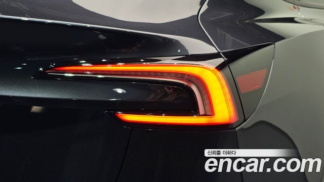 Tesla Model 3 2027 — photo 9