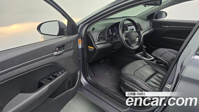 Hyundai AVANTE 2017 — photo 10