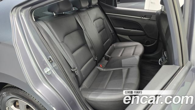 Hyundai AVANTE 2017 — photo 11