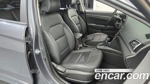 Hyundai AVANTE 2017 — photo 12