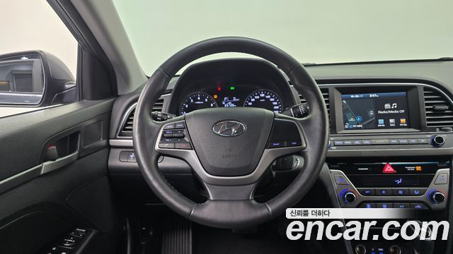 Hyundai AVANTE 2017 — photo 13