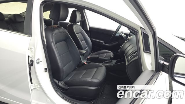 Kia K3 2015 — photo 12
