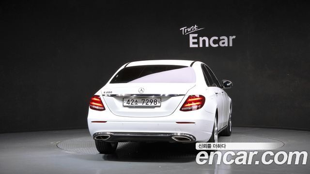 Mercedes-Benz E-Class 2017 — photo 4