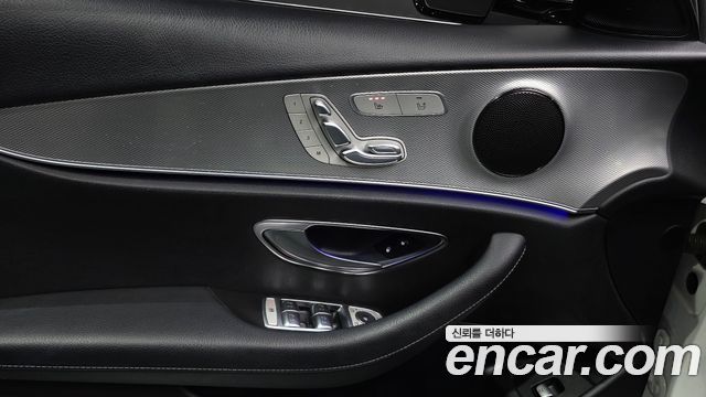 Mercedes-Benz E-Class 2017 — photo 10