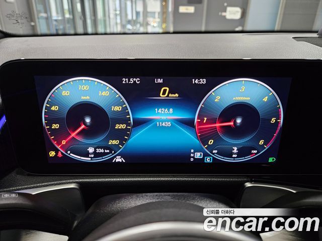 Mercedes-Benz GLB-Class 2022 — photo 8