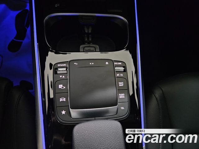 Mercedes-Benz GLB-Class 2022 — photo 9
