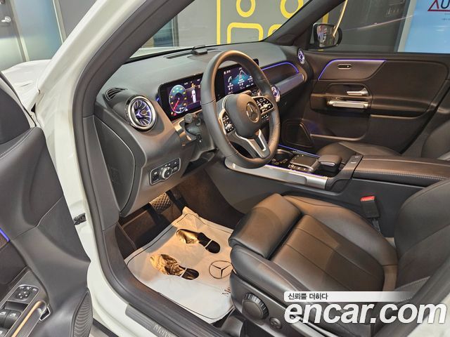 Mercedes-Benz GLB-Class 2022 — photo 11