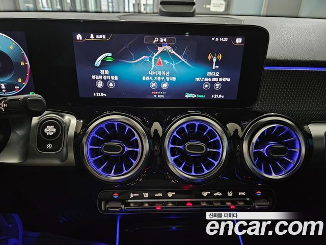 Mercedes-Benz GLB-Class 2022 — photo 17