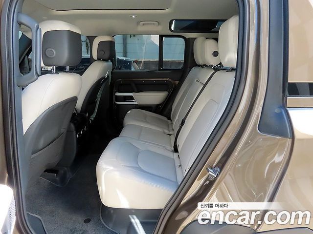 Land Rover Defender 2023 — photo 11