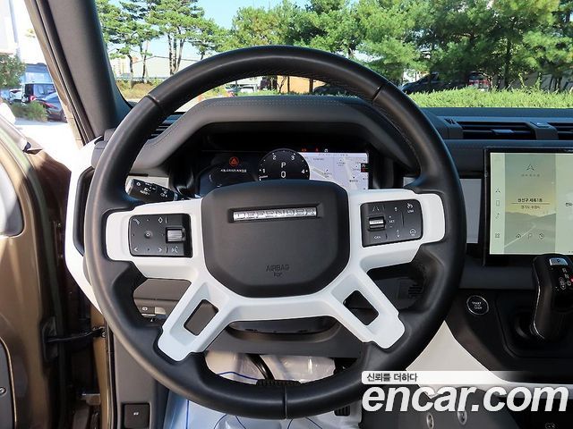 Land Rover Defender 2023 — photo 12
