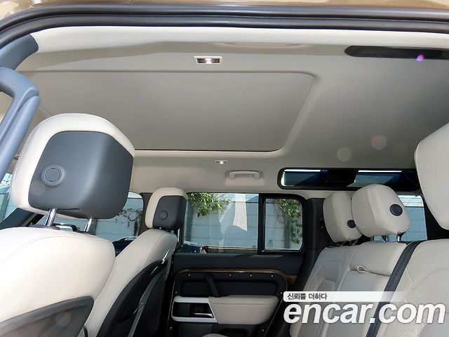 Land Rover Defender 2023 — photo 19