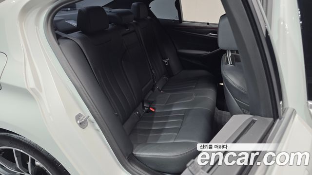 BMW 5-Series 2023 — photo 18