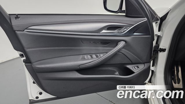BMW 5-Series 2023 — photo 14
