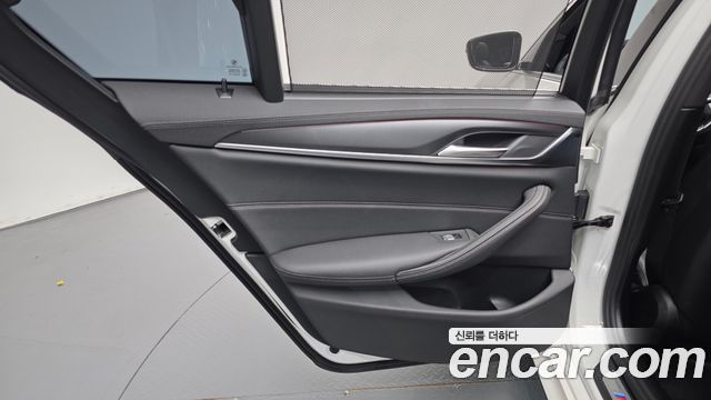 BMW 5-Series 2023 — photo 15
