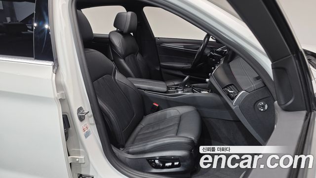 BMW 5-Series 2023 — photo 16