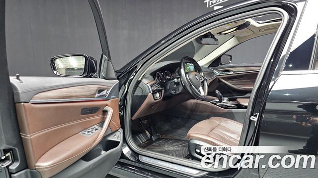 BMW 5-Series 2018 — photo 10