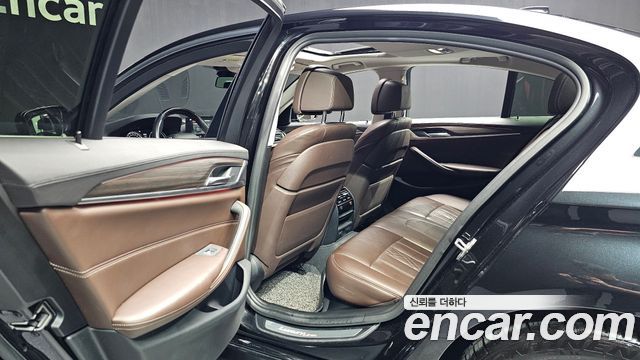BMW 5-Series 2018 — photo 11