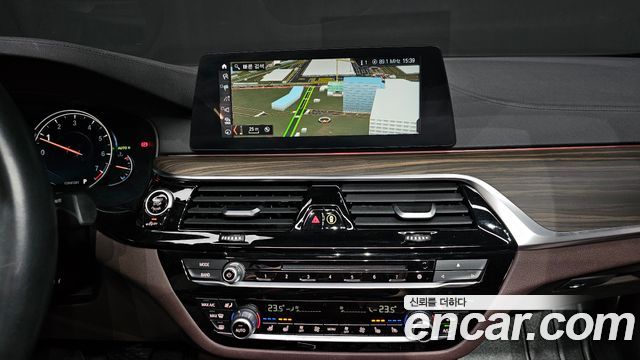 BMW 5-Series 2018 — photo 16