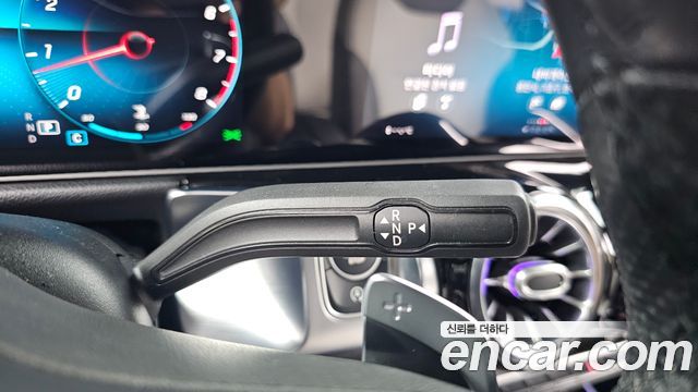 Mercedes-Benz GLB-Class 2020 — photo 12