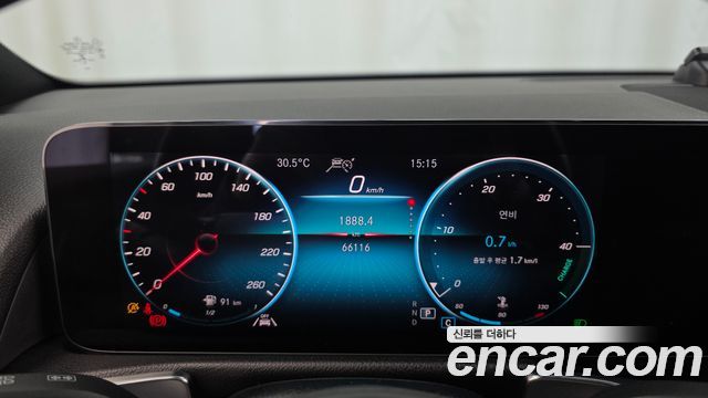 Mercedes-Benz GLB-Class 2021 — photo 11