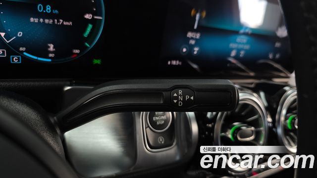 Mercedes-Benz GLB-Class 2021 — photo 12