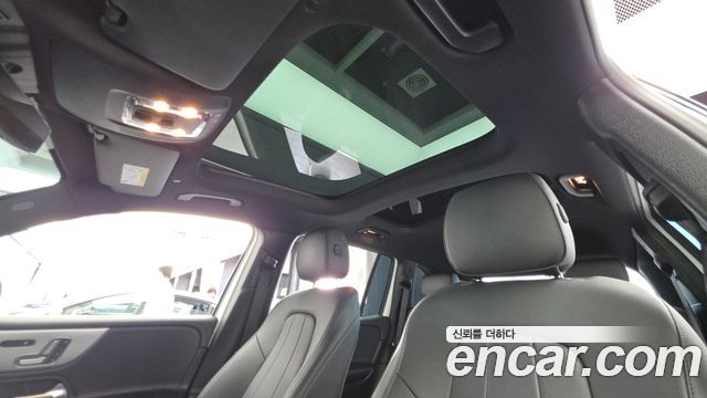 Mercedes-Benz GLB-Class 2021 — photo 25
