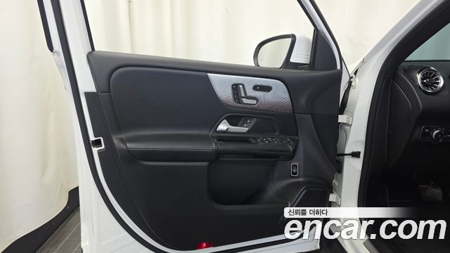 Mercedes-Benz GLB-Class 2021 — photo 14