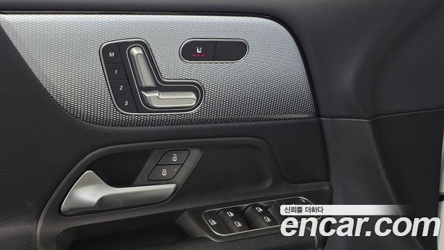 Mercedes-Benz GLB-Class 2021 — photo 16