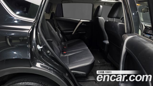 Toyota RAV4 2018 — photo 11