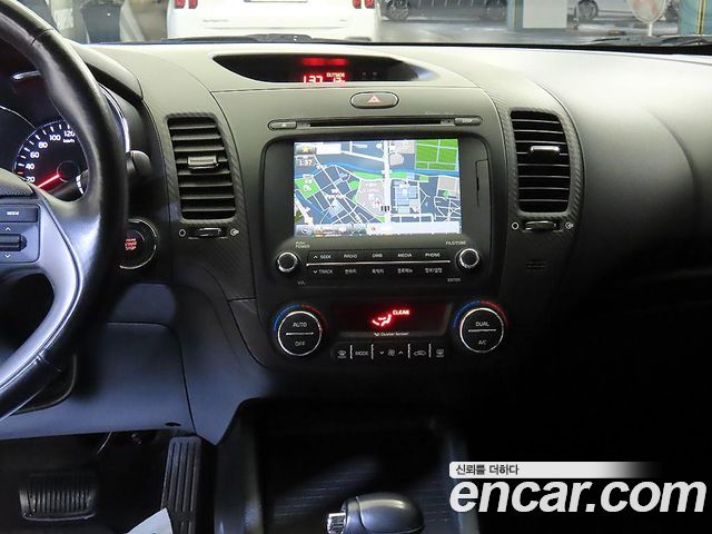 Kia K3 2015 — photo 11