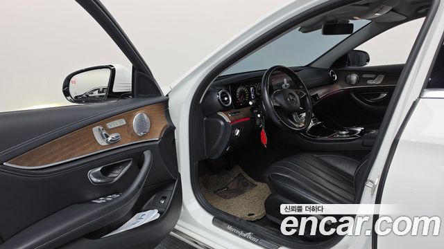 Mercedes-Benz E-Class 2018 — photo 13