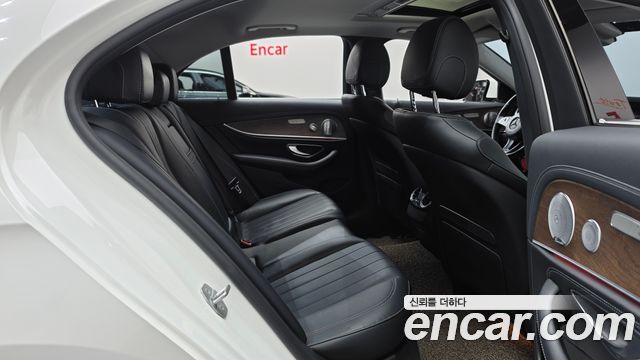 Mercedes-Benz E-Class 2018 — photo 17