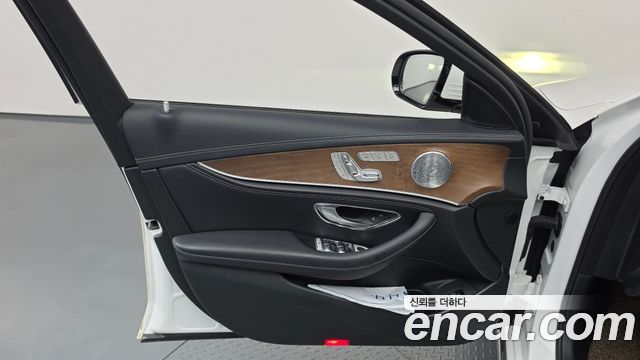 Mercedes-Benz E-Class 2018 — photo 14
