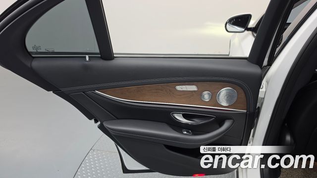 Mercedes-Benz E-Class 2018 — photo 15