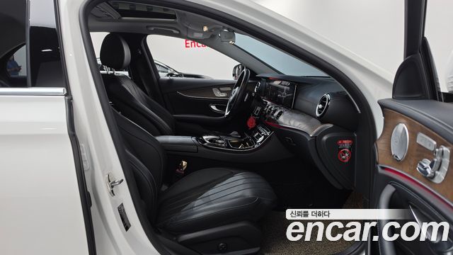 Mercedes-Benz E-Class 2018 — photo 16