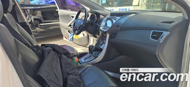 Hyundai AVANTE 2013 — photo 12