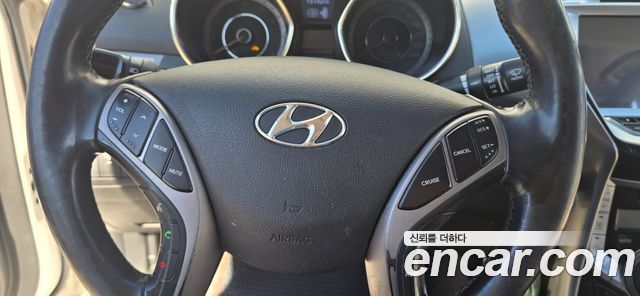 Hyundai AVANTE 2013 — photo 13