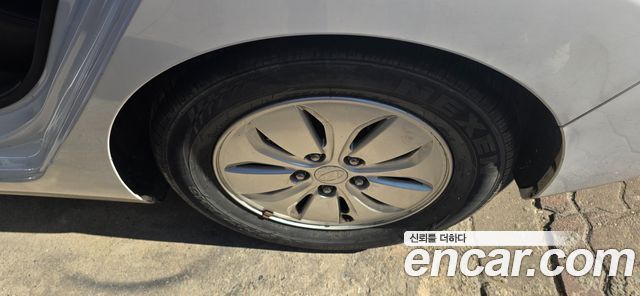 Hyundai AVANTE 2013 — photo 17