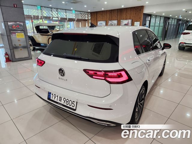 Volkswagen Golf 2023 — photo 2
