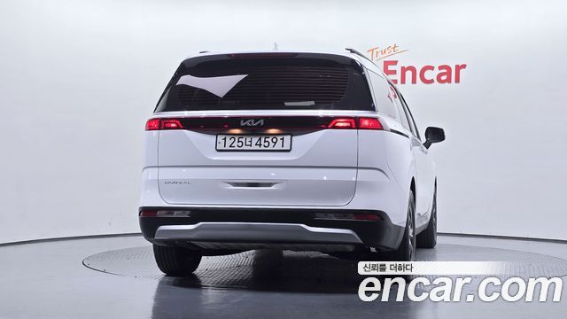 Kia Canival 2023 — photo 4
