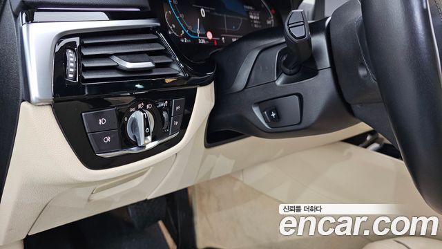 BMW 5-Series 2020 — photo 27