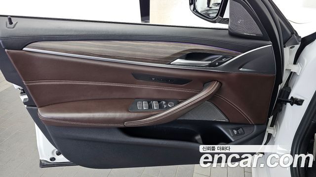 BMW 5-Series 2020 — photo 14