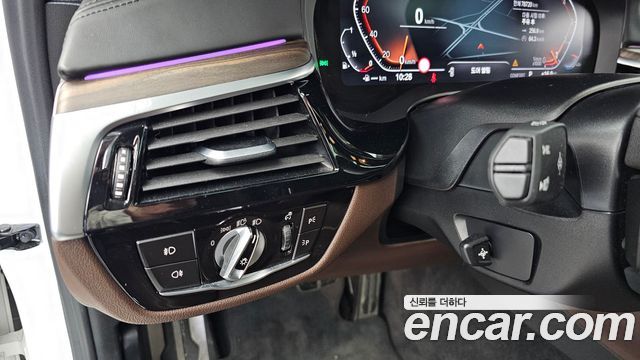 BMW 5-Series 2020 — photo 27