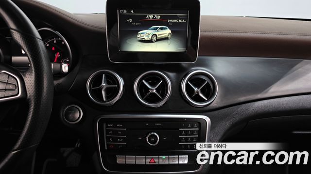Mercedes-Benz GLA-Class 2018 — photo 19